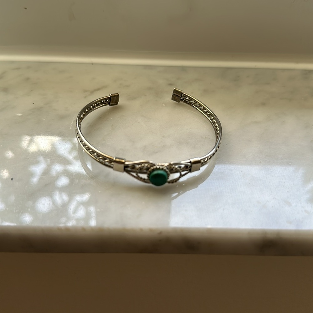 🔵🔵EUC Intricate Silver Bracelet with Green Accent🔵🔵